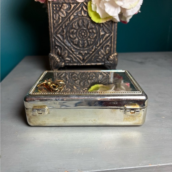 Elegant Silver Plated Jewelry Box with Gold Bow Accent - Picture 3 of 4